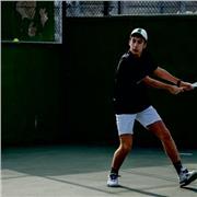 Ex-jugador tenis imparte clases a todo tipo de niveles